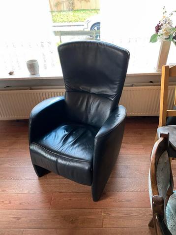 Zwarte leren fauteuil beschikbaar voor biedingen