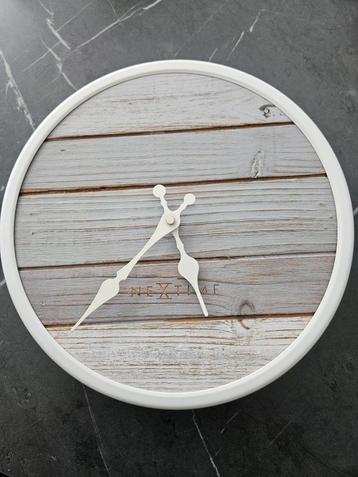 Wandklok wit met grijze hout tinten beschikbaar voor biedingen