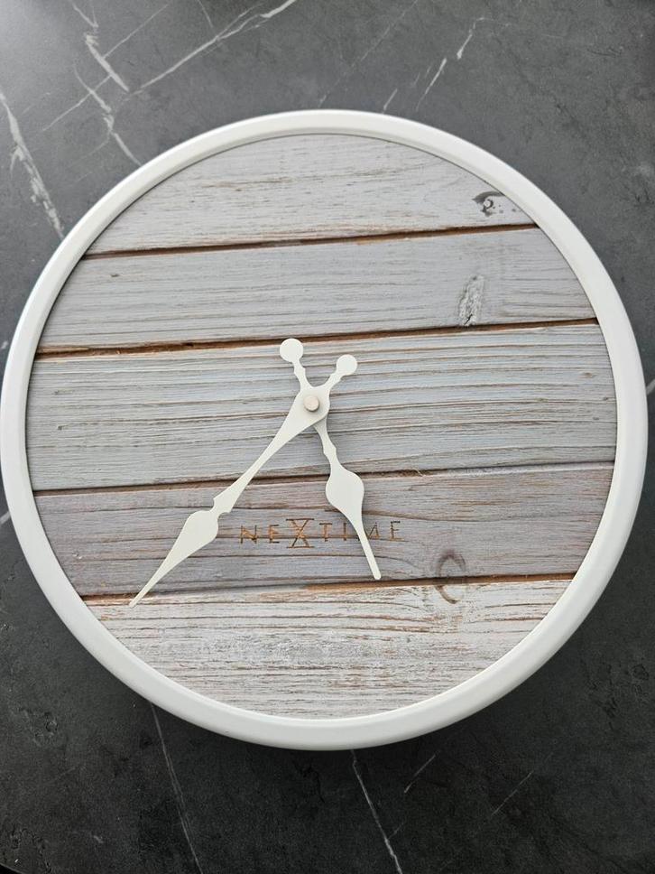 Wandklok wit met grijze hout tinten, Huis en Inrichting, Woonaccessoires | Klokken, Zo goed als nieuw, Wandklok, Ophalen of Verzenden