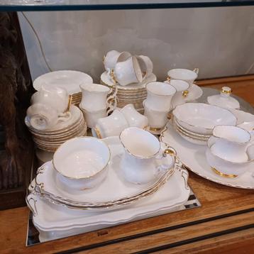 Royal Albert Val d'Or diverse servies delen beschikbaar voor biedingen