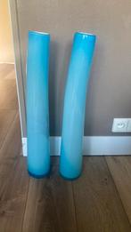 2 mooie hoge glazen vazen wit lichtblauw 63 cm h handgemaakt, Ophalen, Gebruikt, 50 tot 75 cm, Blauw