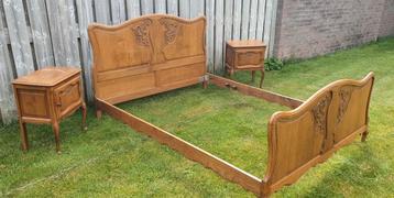 Brocante queen anne tweepersoonsbed nachtkastjes beschikbaar voor biedingen