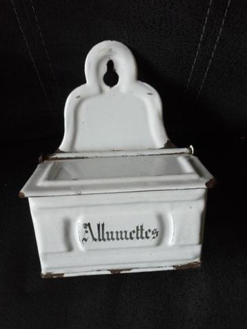 Allumettes doosje wit met zwarte letters beschikbaar voor biedingen