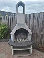 Betonnen buiten BBQ met schoorsteen, stevig en sfeervol!, Ophalen, Gebruikt