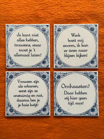 Set van 4 vintage porseleinen wandtegels met tekst beschikbaar voor biedingen