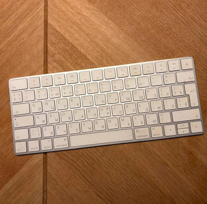 Apple Magic Keyboard - RU/EN layout, Computers en Software, Toetsenborden, Zo goed als nieuw, Ophalen of Verzenden
