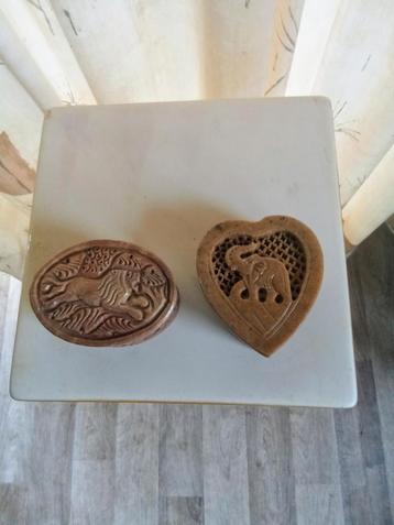 Bakjes olifant en leeuw. beschikbaar voor biedingen