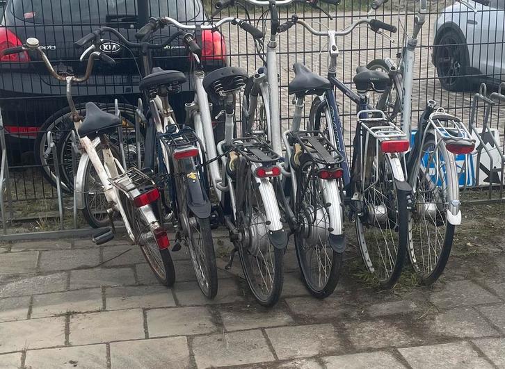 Div fietsen waarvan 2 met accu ( defect) doe een mooi bod .., Fietsen en Brommers, Fietsen | Dames | Omafietsen, Gebruikt, Handrem