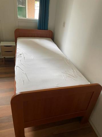 1 person bed with mattress and a side drawer beschikbaar voor biedingen