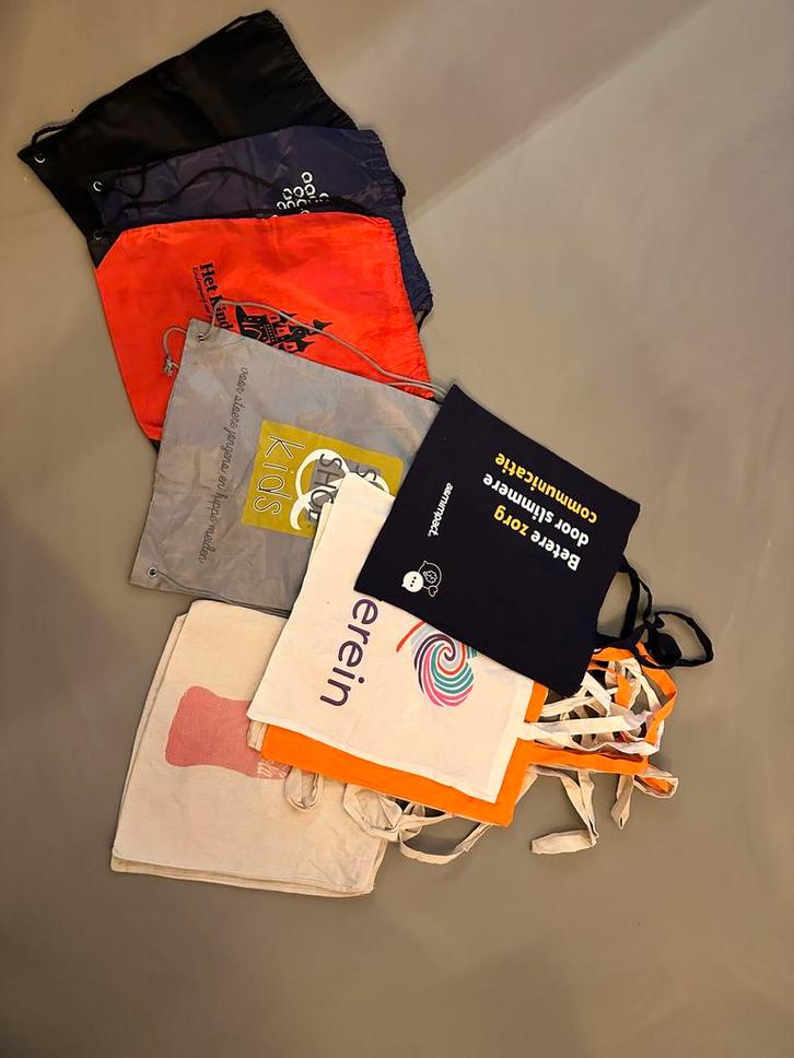 Gratis Diverse tasjes - handig en herbruikbaar!, Sieraden, Tassen en Uiterlijk, Tassen | Damestassen, Gebruikt, Handtas, Overige kleuren