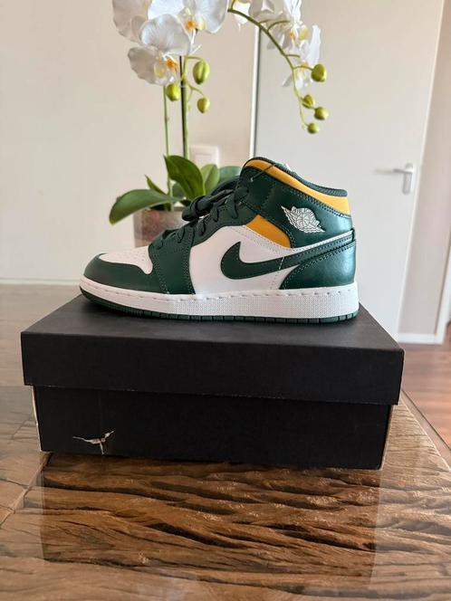Jordan 1 Mid Sonics (2021) (GS) 37,5, Kleding | Dames, Schoenen, Nieuw, Sneakers of Gympen, Ophalen of Verzenden