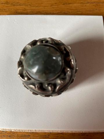 Antiek Pillendoosje met Groene Steen beschikbaar voor biedingen