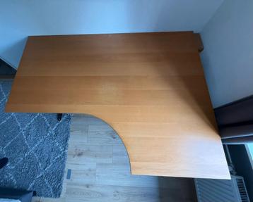 Hoekbureau beschikbaar voor biedingen