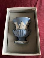 Wedgwood miniature vase. Jasper  pale blue., Antiek en Kunst, Antiek | Keramiek en Aardewerk, Ophalen of Verzenden