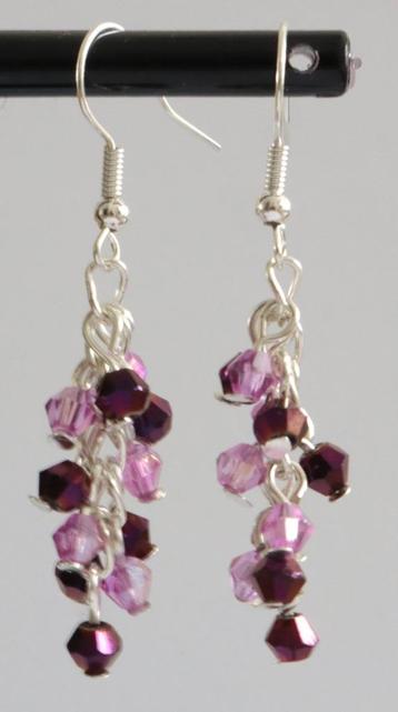 Oorbellen met een trosje bicones in fuchsia en paars beschikbaar voor biedingen