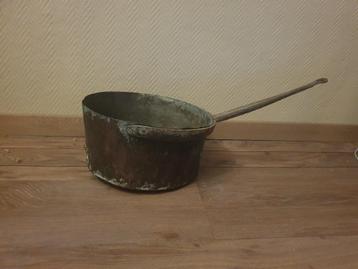 Antiek grote koperen pan met smeedijzeren handvat beschikbaar voor biedingen