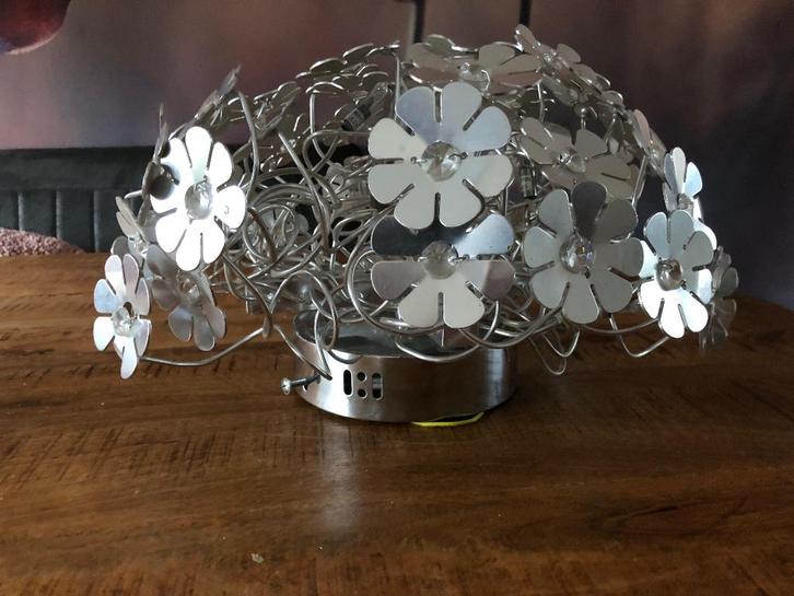 Leuke plafondlamp met zilveren bloemetjes, Huis en Inrichting, Lampen | Plafondlampen, Zo goed als nieuw, Metaal, Ophalen