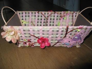 brocante roze metalen mandje met organza en bloemen beschikbaar voor biedingen