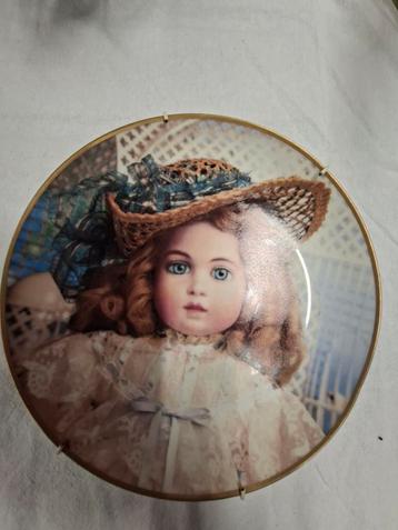 Antiek Poppenbord - Hanau Doll Museum beschikbaar voor biedingen