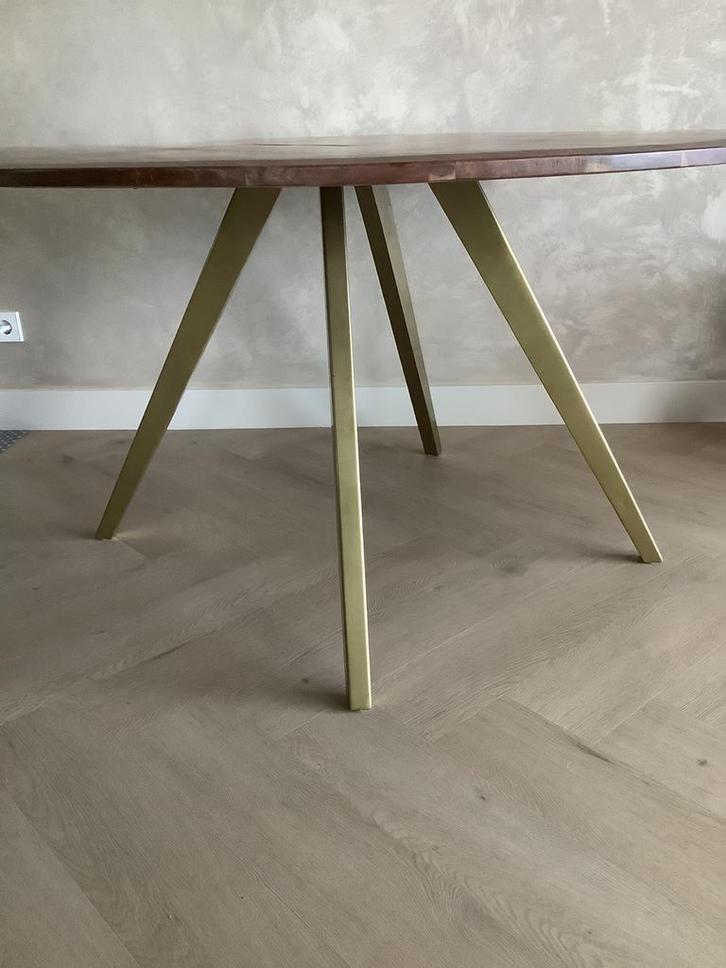 Ronde Mango houten tafel met goud kleurige poten, Huis en Inrichting, Tafels | Eettafels, Gebruikt, 100 tot 150 cm, 100 tot 150 cm