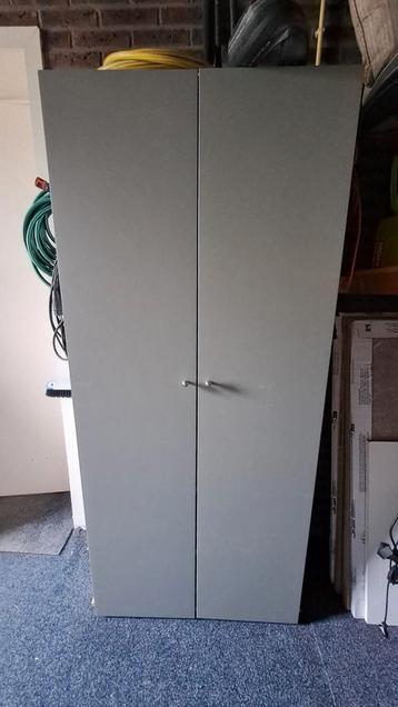 Kleding kast beschikbaar voor biedingen
