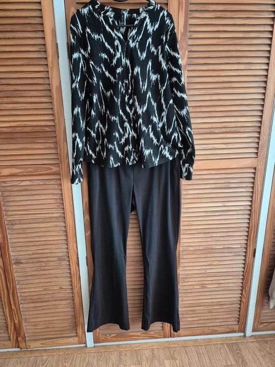 Nicolette Kluijver XXL Flare Travelstof Broek met AMISU Trui, Kleding | Dames, Broeken en Pantalons, Zo goed als nieuw, Maat 46/48 (XL) of groter