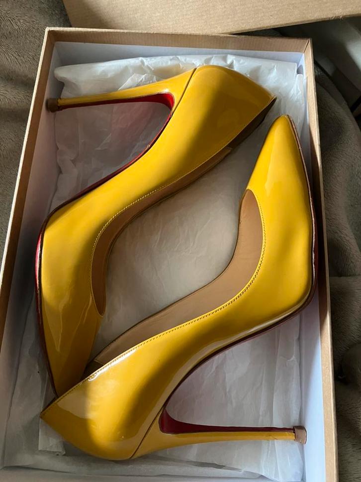 Christian Louboutin Pigalle 100 maat 37,5, Kleding | Dames, Schoenen, Gedragen, Pumps, Geel, Verzenden