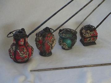 Vier opiumpotten Keramiek met uitbundig decor beschikbaar voor biedingen