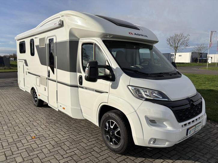 Adria Matrix 670 SL - 2018 Lengtebed Hefbed Airco 165pk ZGAN, Caravans en Kamperen, Campers, Bedrijf, tot en met 4, Half-integraal