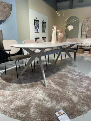 Eetkamertafel beschikbaar voor biedingen