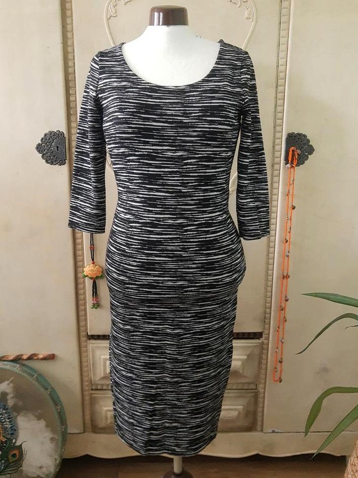 Bodycon stretch gebreide zwart witte midi jurk, maat M/L, Kleding | Dames, Jurken, Gedragen, Maat 38/40 (M), Zwart, Onder de knie