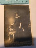 Onbekende dame, Sneek, ca. 1915, Verzamelen, Ophalen of Verzenden, Voor 1940, Gebruikt, Klederdracht