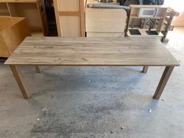 Houten Eettafel beschikbaar voor biedingen