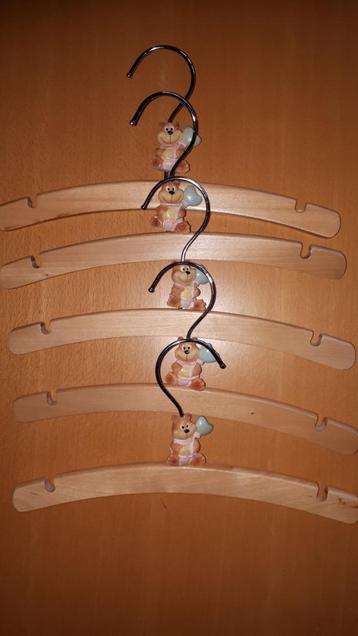 15 houten kinderkleerhangers beschikbaar voor biedingen