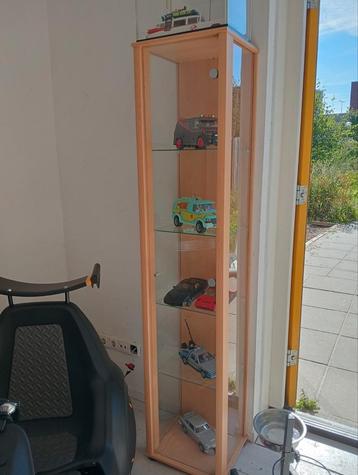 Nette vitrinekast 175 hoog beschikbaar voor biedingen