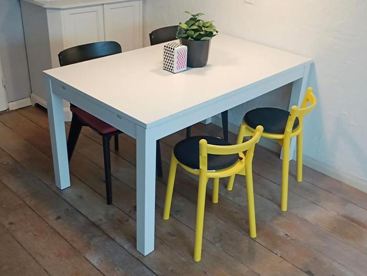 Mooie Ikea Bjursta eettafel, wit hout, uitschuifbaar, Huis en Inrichting, Tafels | Eettafels, Ophalen