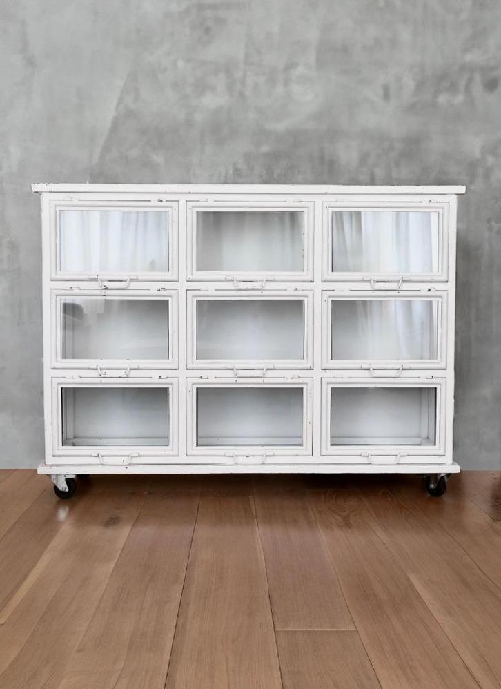 Vintage metalen vitrinekast met 9 glazen klapdeurtjes., Huis en Inrichting, Kasten | Vitrinekasten, Gebruikt, 100 tot 150 cm, 100 tot 150 cm