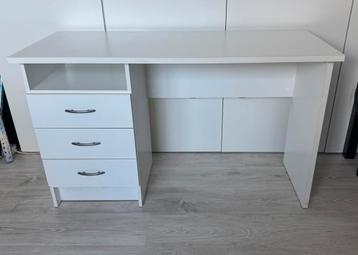 Bureau wit met 3 lades beschikbaar voor biedingen
