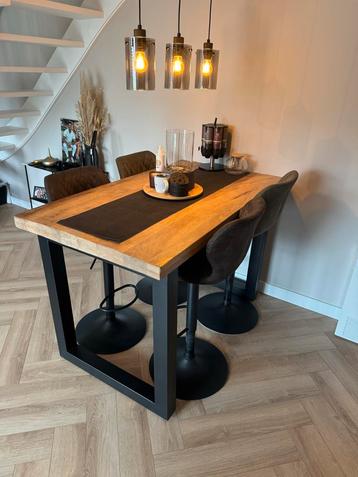 Mango Houten Eettafel met Barstoelen L140 H90 B80 beschikbaar voor biedingen