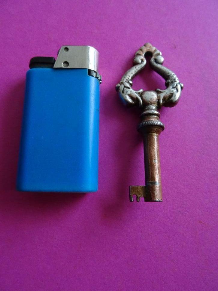 MOOIE ANTIEKE SLEUTEL MET DOLFIJNEN SLEUTELS SLOT SLOTEN, Antiek en Kunst, Curiosa en Brocante, Ophalen of Verzenden