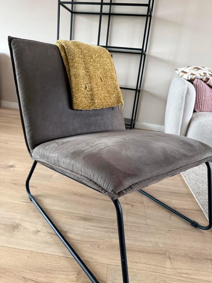 Mooie grijze stoel met zwart frame, Antiek en Kunst, Antiek | Meubels | Stoelen en Banken, Ophalen