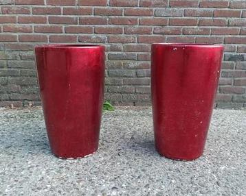 Twee mooie hoge statige rode vazen  beschikbaar voor biedingen
