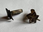 Militaria uniform insignes – esdoornbladen (2 stuks), Ophalen of Verzenden, Overige soorten, Nederland