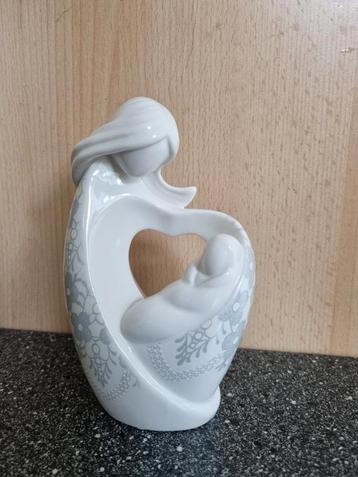 Porselein Beeldje Miracle - Circle of Love beschikbaar voor biedingen
