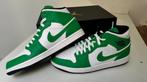 Nike Jordan 1 Mid Lucky Green - Maat 44 - Nieuw!, Kleding | Heren, Schoenen, Overige kleuren, Nike Jordan, Nieuw, Ophalen of Verzenden