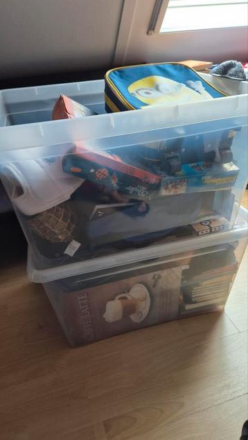 2 kisten aan rommelmarktspullen beschikbaar voor biedingen