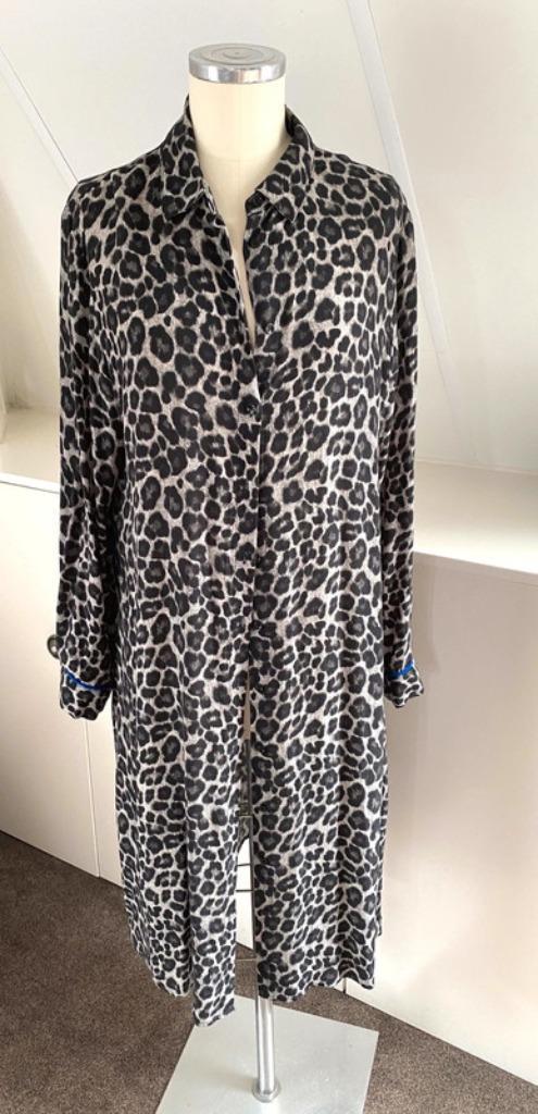 MISS E grijs zwarte doorknoop dierenprint jurk nieuw 44 CHCS, Kleding | Dames, Jurken, Zo goed als nieuw, Maat 42/44 (L), Grijs