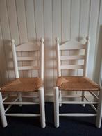 Twee witte houten stoelen met rieten zitting, Huis en Inrichting, Stoelen, Ophalen, Riet of Rotan, Gebruikt, Twee