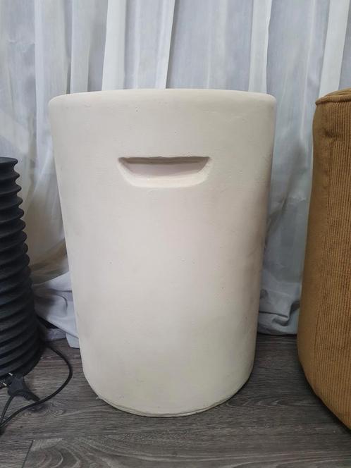 WOOOD Duke bijzettafel betonlook - beige, Huis en Inrichting, Banken | Voetenbanken en Poefen, Zo goed als nieuw, Minder dan 50 cm