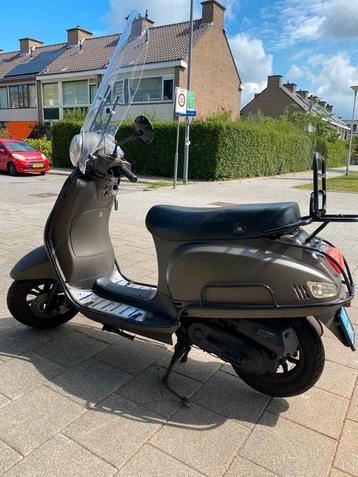 Zeer nette Vespa look 25 km blauwe kenteken 1e eigenaar beschikbaar voor biedingen